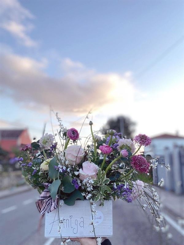 Caja de madera Amiga con flor de temporada desde: - Imagen 1