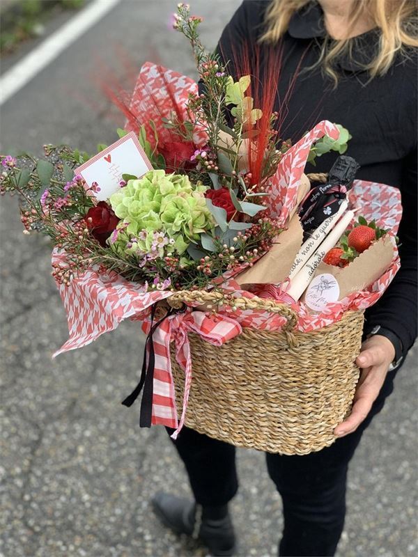 Cesta con ramo de flores, cava, velas y fresas - Imagen 1
