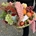 Cesta con ramo de flores y fruta - Imagen 1