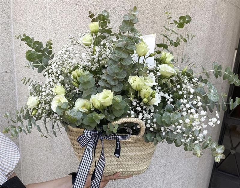 Cesto con flor blanca desde: - Imagen 1