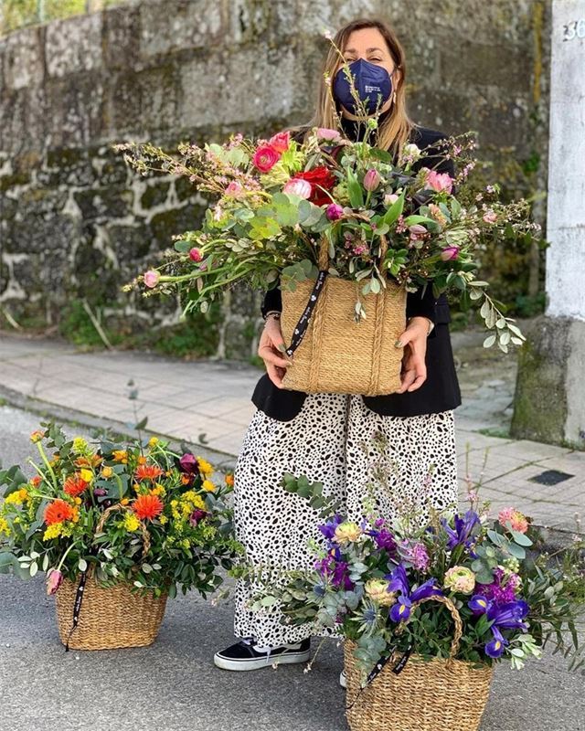 Cesto grandes con flores - Imagen 1