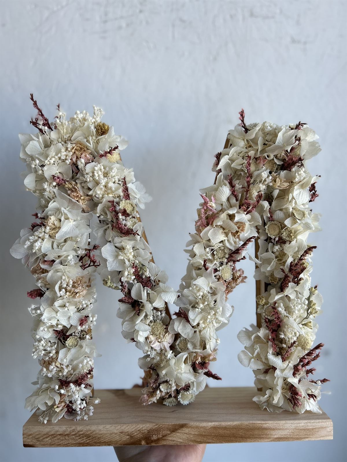 Inicial de madera con flor preservada - Imagen 1
