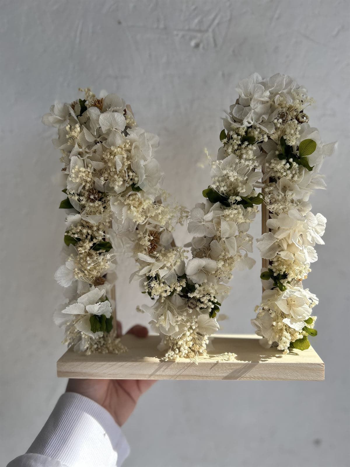 Inicial de madera con flor preservada - Imagen 2