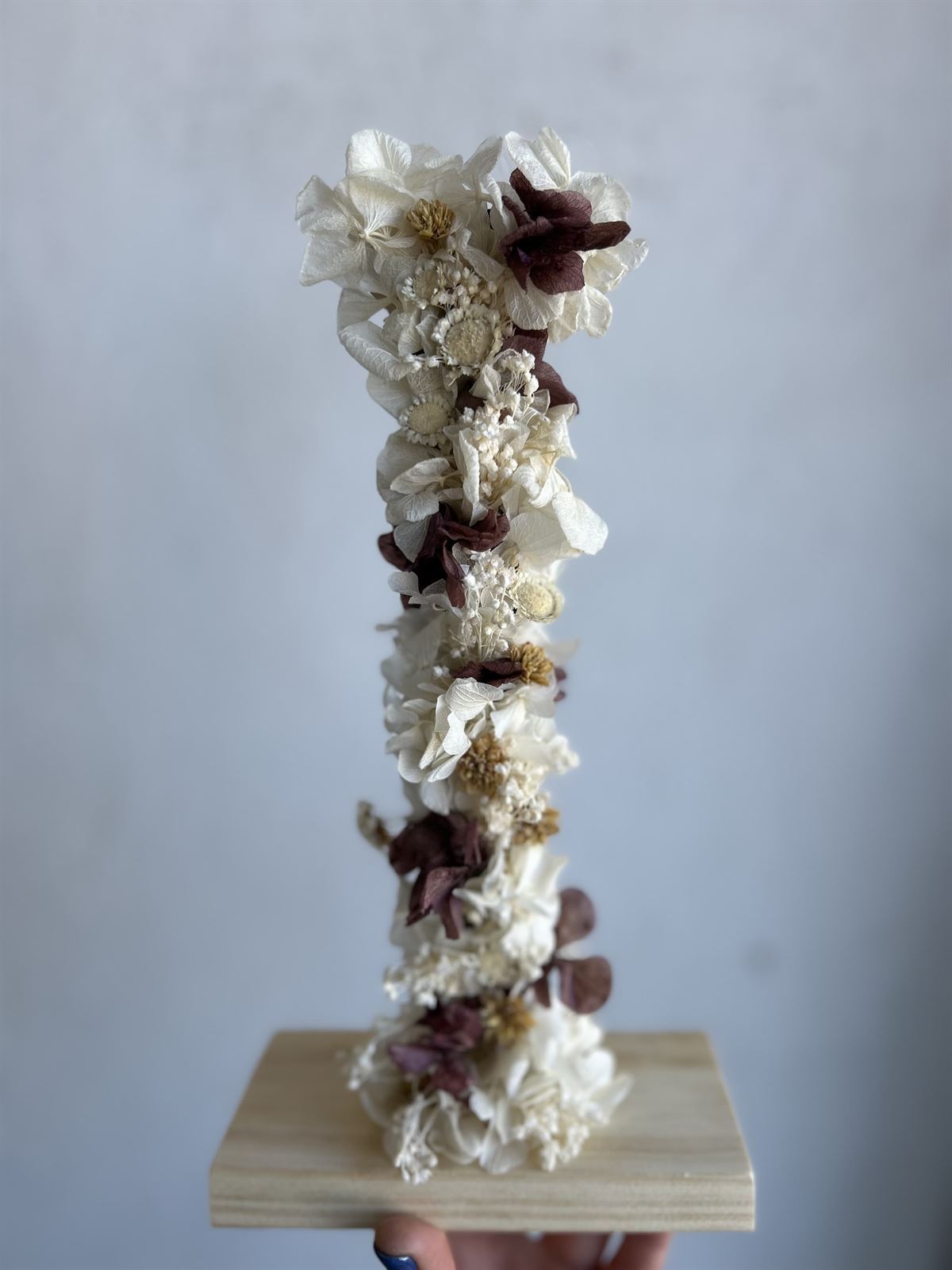 Inicial de madera con flor preservada - Imagen 3